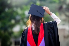 美联储报告发现：拥有大学学位的从事多份工作的美国人越来越多