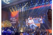 马云现身阿里音乐会 向员工挥手致意引发全场热烈掌声