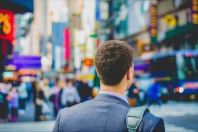小米华为争夺AI大模型研发人才，年薪更高120万元，AI工程师岗位增长近70%