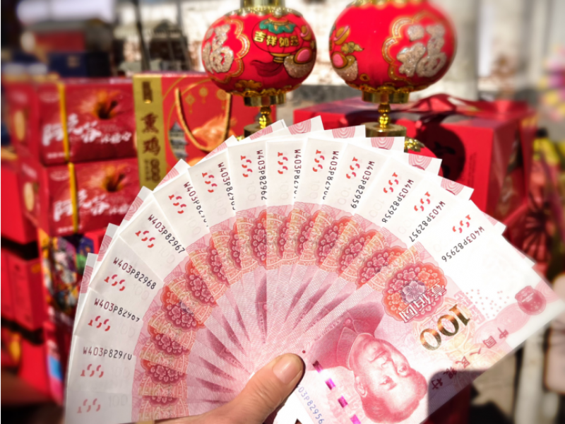 迎新年、取新钱，居民排队换钞，银行针对外出返乡务工人员提供精准营销｜新春走基层  第1张
