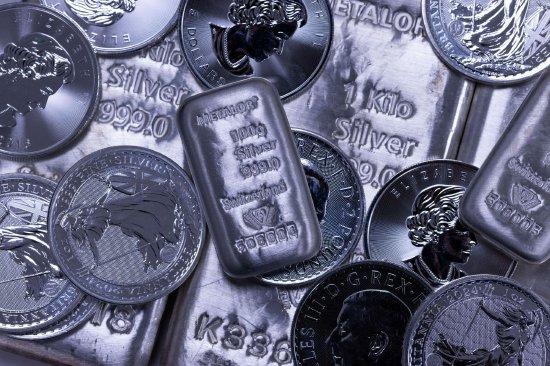 交易商押注关税争分夺秒 成箱金银搭乘飞机运入美国  第1张