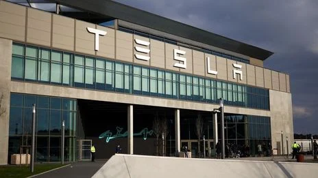 英国气候活动人士 *** 马斯克 向特斯拉机器人泼颜料  第1张